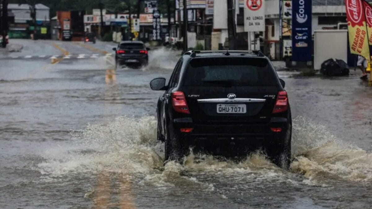 Acumulado de chuva coloca SC e mais dois estados em grande perigo para deslizamento