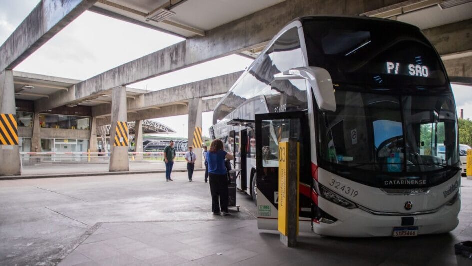 ônibus na rodoviária de curitiba