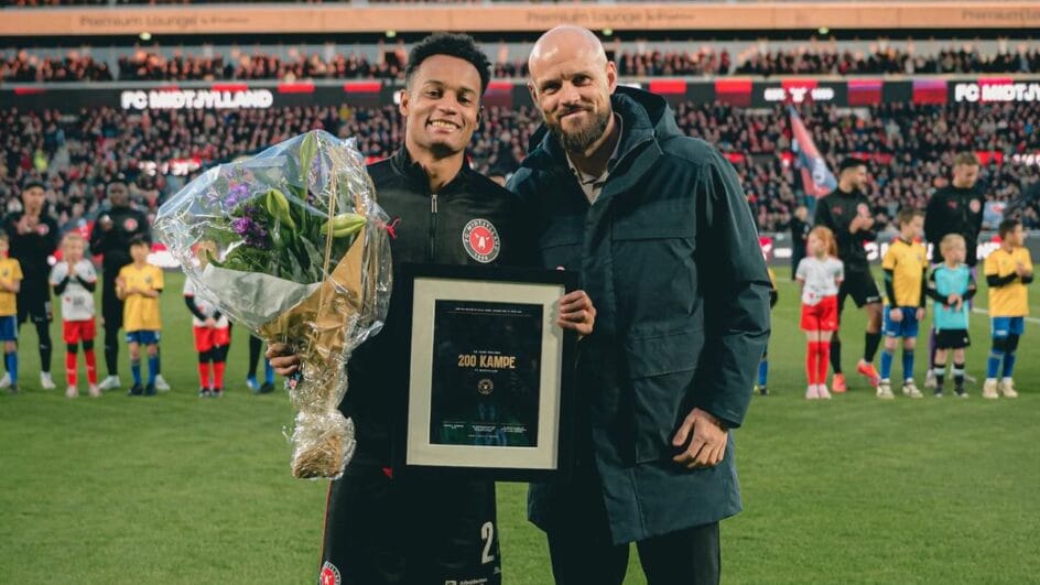 Paulinho ganha homenagem na Dinamarca (Foto: Daniel Stentz, FC Midtjylland)