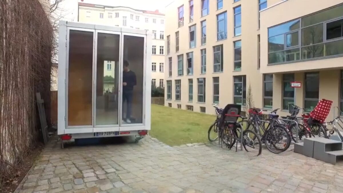 Arquiteto vive em uma casa de 9 metros quadrados que se move