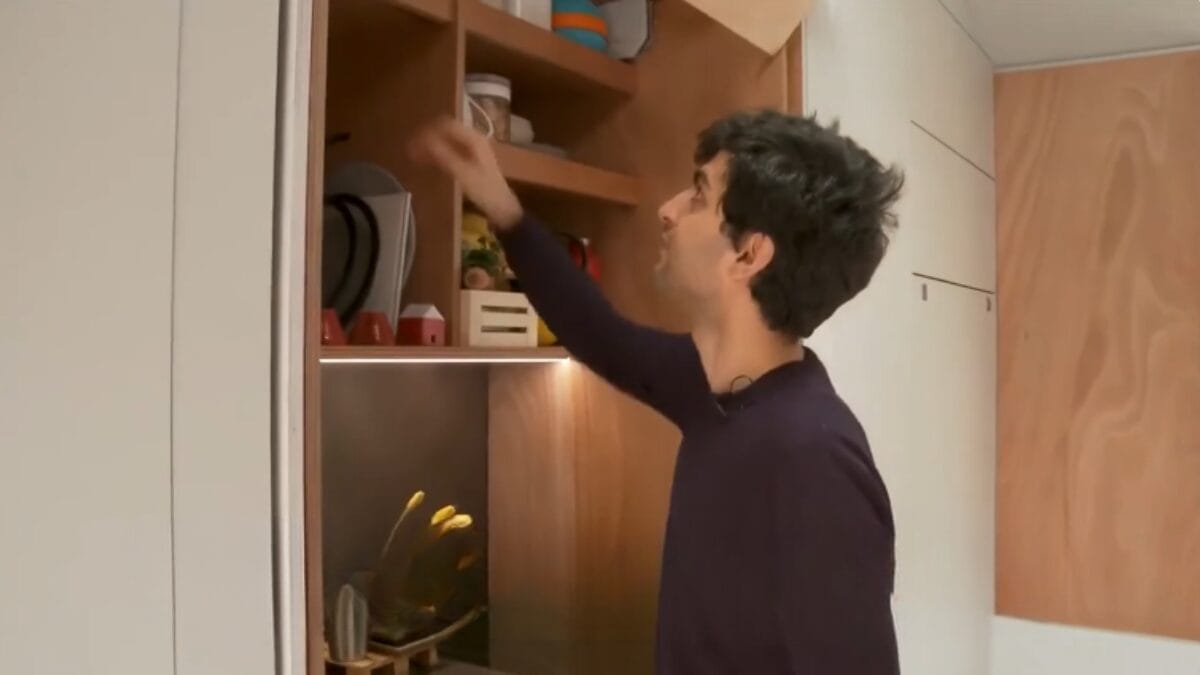 Arquiteto vive em uma casa de 9 metros quadrados que se move
