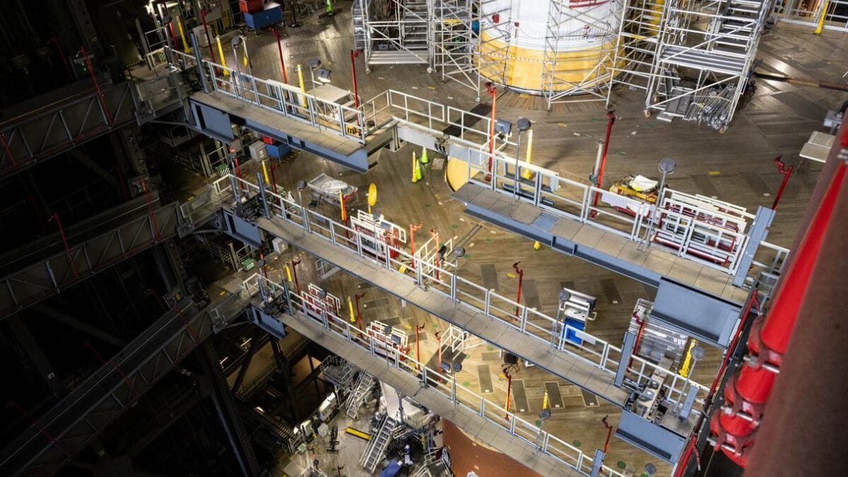 O foguete Artemis II SLS (Space Launch System) da NASA, com seu estágio superior de propulsão criogênica (o estágio intermediário) no topo, está posicionado no prédio de montagem de veículos do Centro Espacial Kennedy da NASA, na Flórida, na quinta-feira, 24 de julho de 2025. A missão Artemis II é o primeiro voo tripulado do programa Artemis da NASA e representa mais um passo rumo a missões na superfície lunar, além de auxiliar a agência na preparação para futuras missões humanas a Marte.