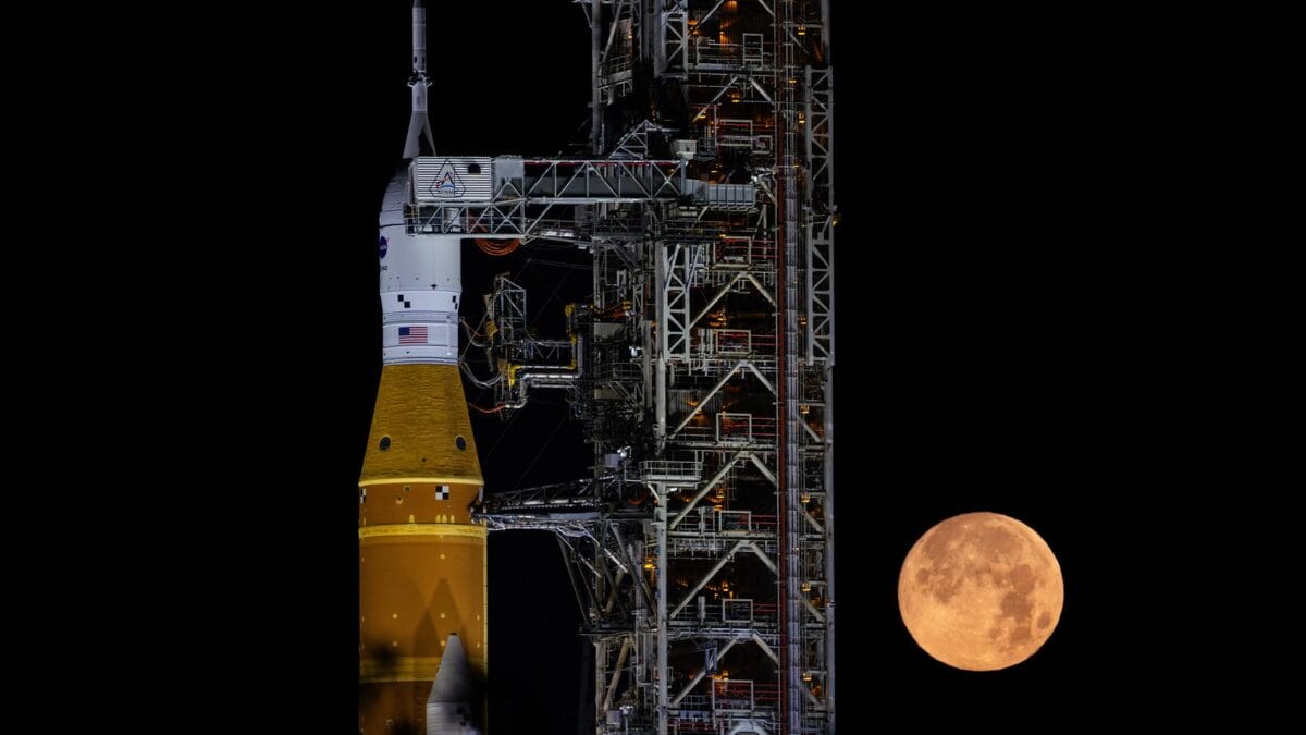 A Lua brilha sobre o SLS (Sistema de Lançamento Espacial) e a espaçonave Orion, no topo da plataforma de lançamento móvel, em 1º de fevereiro de 2026. O foguete está atualmente na Plataforma de Lançamento 39B do Centro Espacial Kennedy da NASA, na Flórida, enquanto as equipes se preparam para um ensaio geral na água, a fim de praticar os cronogramas e procedimentos para o lançamento da missão Artemis II.