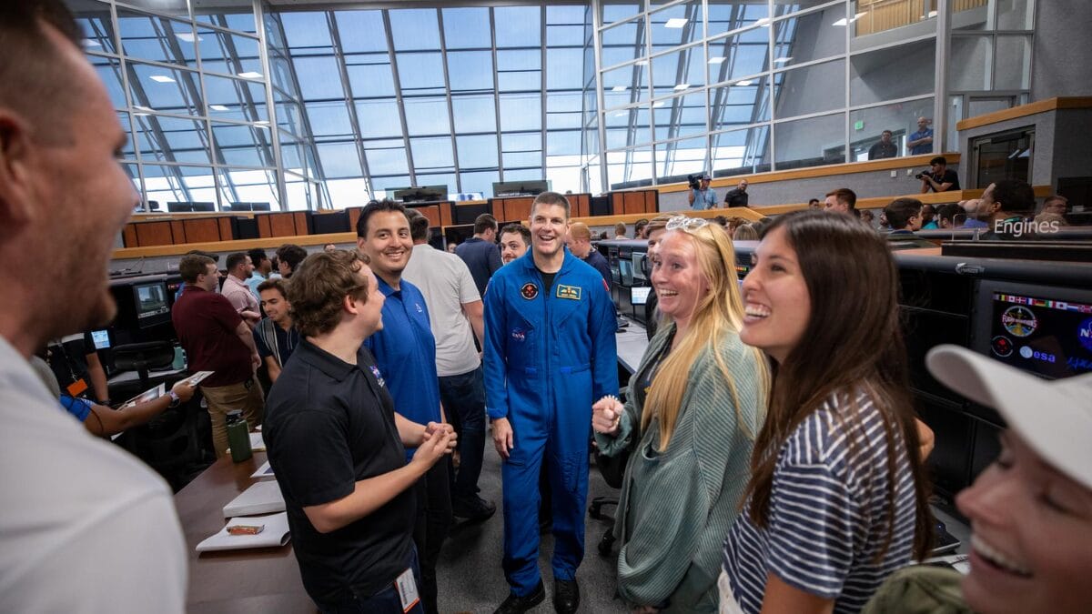 Em 7 de agosto de 2023, os astronautas da missão Artemis II da NASA estavam no Centro Espacial Kennedy, na Flórida. O astronauta da CSA (Agência Espacial Canadense), Jeremy Hansen, conversa com membros da equipe de lançamento da Artemis dentro da Sala de Controle de Lançamento 1. Hansen e seus colegas astronautas da Artemis II, Victor Glover, Christina Koch e Reid Wiseman, estão no centro para conhecer os funcionários e visitar as instalações. O voo da Artemis II, com duração aproximada de 10 dias, testará pela primeira vez com astronautas as capacidades fundamentais da NASA para a exploração humana do espaço profundo: o foguete Space Launch System e a espaçonave Orion. O objetivo é abrir caminho para missões à superfície lunar, incluindo o pouso da primeira mulher e da primeira pessoa não branca na Lua.