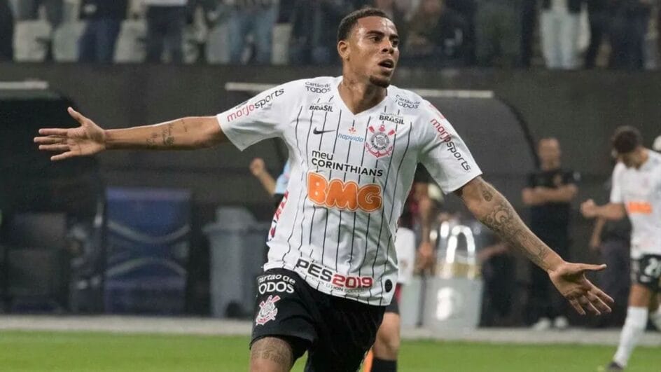 Atacante Gustavo comemora gol pelo Corinthians