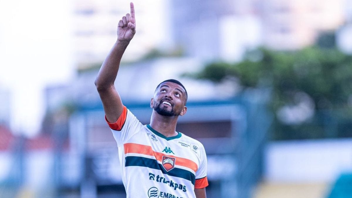 Jogador do Camboriú comemora gol no Estádio Orlando Scarpelli