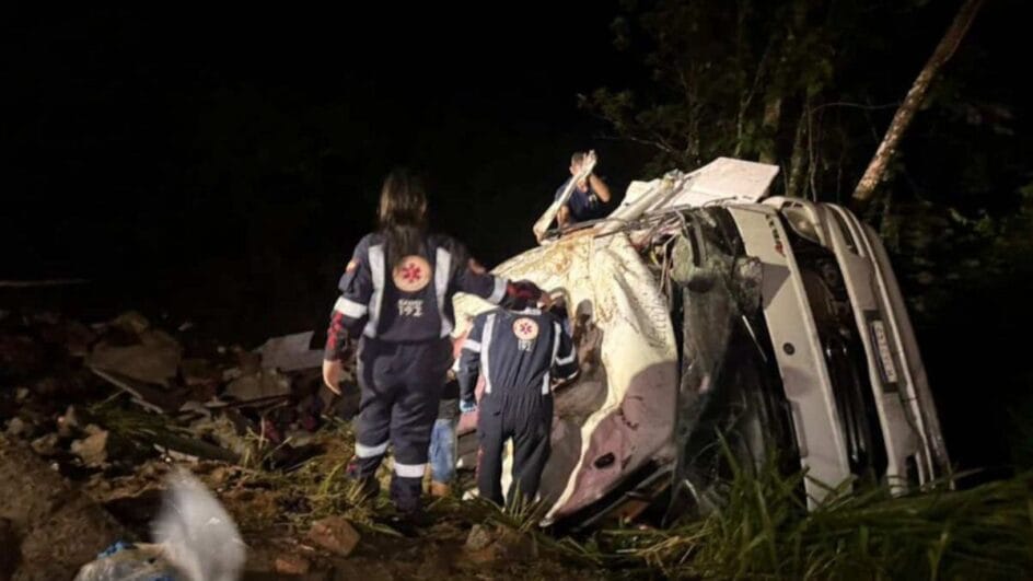 Caminhão cai em ribanceira na BR-282