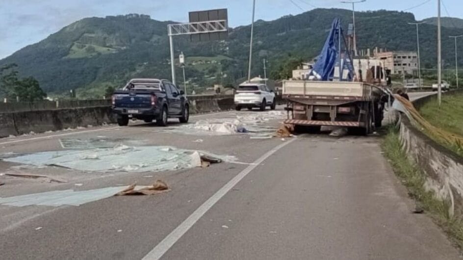 Carga de vidro interrompe trânsito na BR-101, na Grande Florianópolis