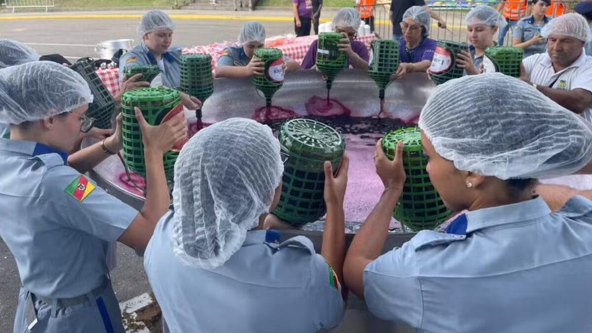 Caxias do Sul Cidade gaúcha faz 'saguzaço' com 300 litros de vinho tinto e 80 quilos de açúcar (5)