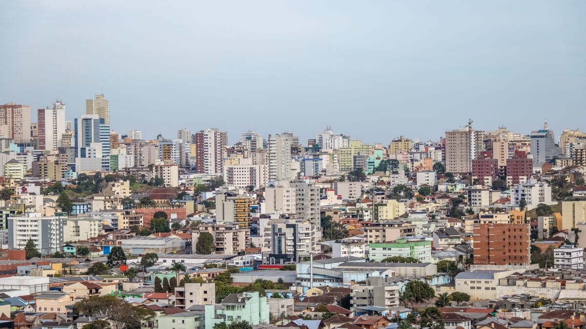 Caxias do Sul Cidade gaúcha faz 'saguzaço' com 300 litros de vinho tinto e 80 quilos de açúcar