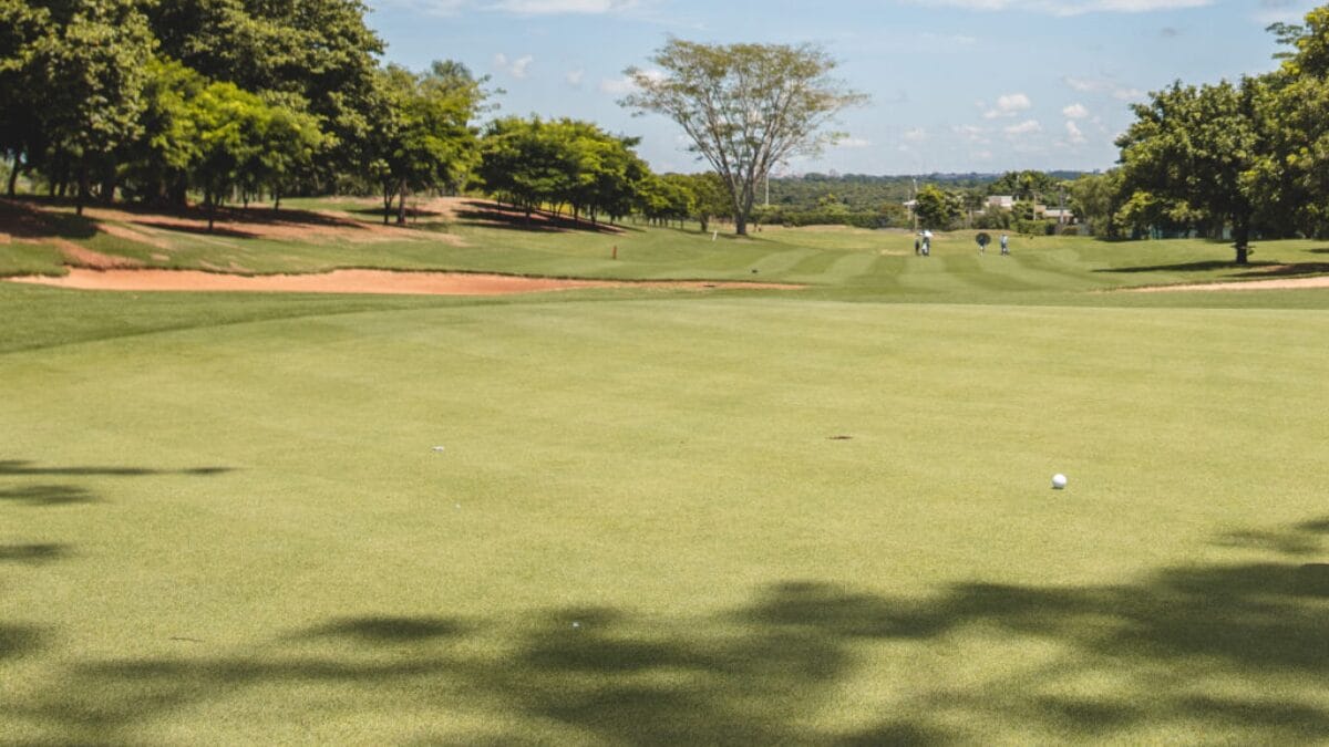 Cidade do interior tem campo de golfe com 18 buracos e tamanho de 98 campos de futebol