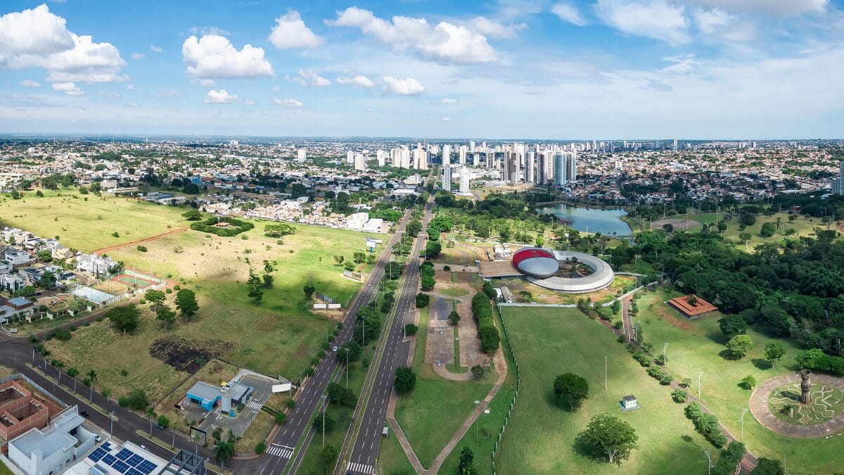 Cidade morena tem casas, calçadas e praças tomadas por fruto conhecido como 'feijão-doce' Campo Grande