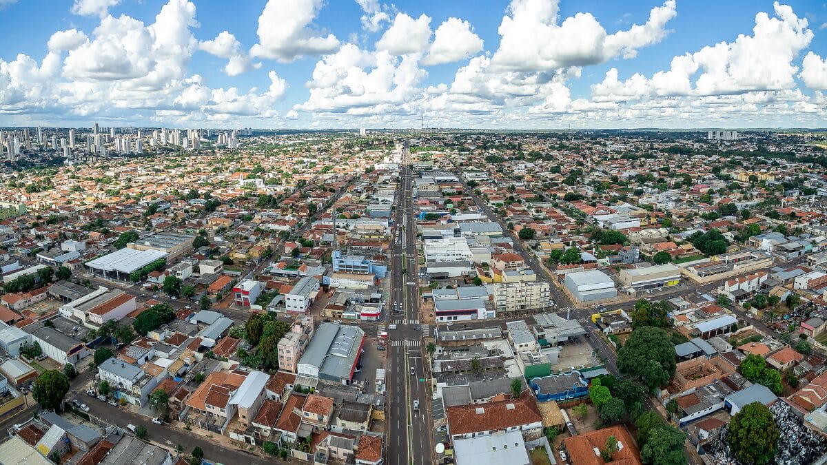 Cidade morena tem casas, calçadas e praças tomadas por fruto conhecido como 'feijão-doce' Campo Grande
