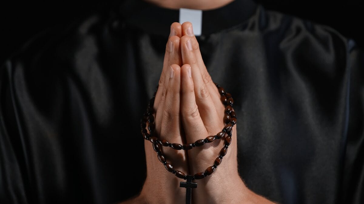 Come&ccedil;a-se fazendo o sinal da cruz, rezando o Credo na cruz do ter&ccedil;o, um Pai-Nosso na conta grande e tr&ecirc;s Ave-Marias nas contas pequenas, pedindo f&eacute;, esperan&ccedil;a e caridade.