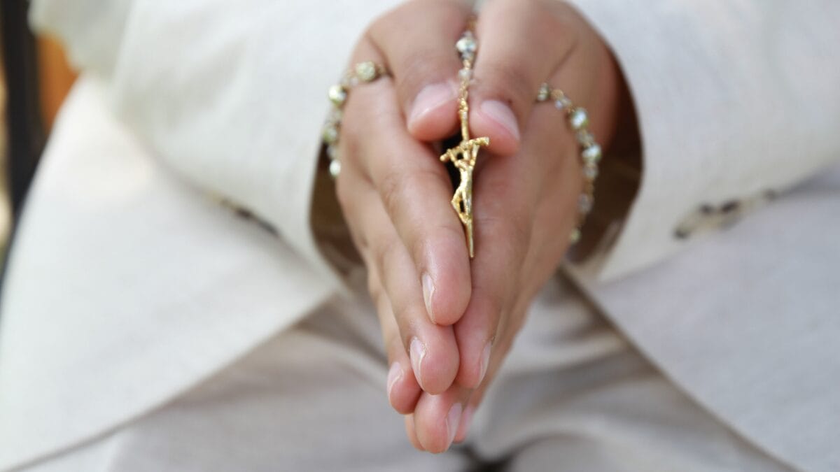 Em cada dezena, reza-se um Pai-Nosso, dez Ave-Marias enquanto se medita o mist&eacute;rio, e um Gl&oacute;ria ao Pai, podendo incluir a ora&ccedil;&atilde;o de F&aacute;tima.