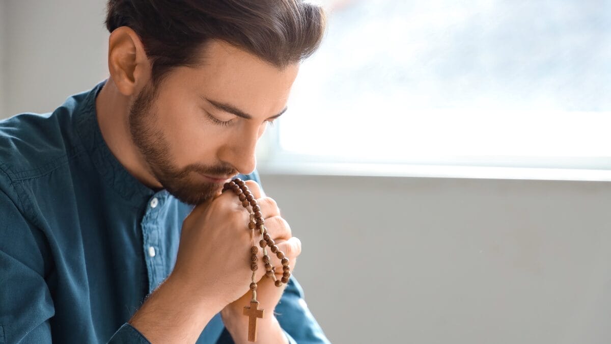 Ap&oacute;s a quinta dezena, reza-se a Salve Rainha, uma ora&ccedil;&atilde;o final e faz-se novamente o sinal da cruz para concluir o ter&ccedil;o.