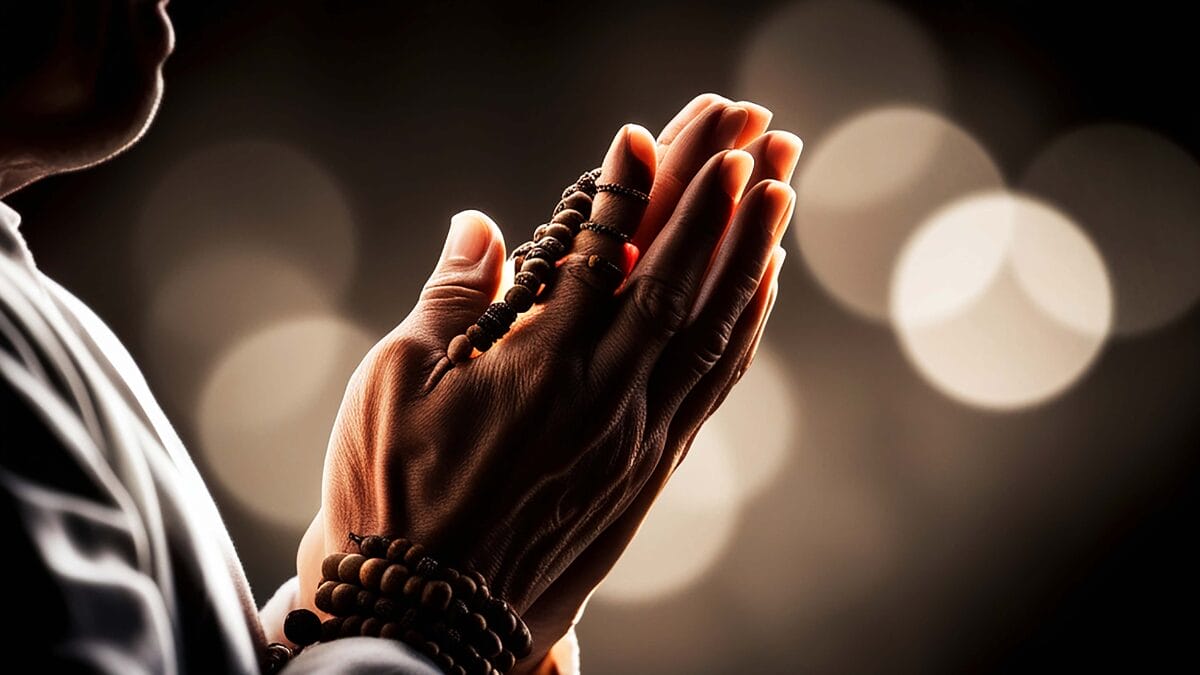 Antes de cada dezena, anuncia-se um mist&eacute;rio (Gozoso, Luminoso, Doloroso ou Glorioso), conforme o dia da semana, para orientar a medita&ccedil;&atilde;o.