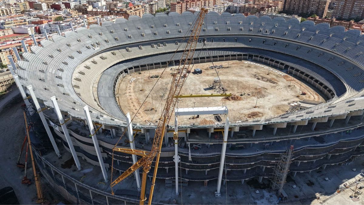 Instalação da primeira peça do anel de compressão da cobertura (Foto: Lázaro de la Peña, valenciacf.com).