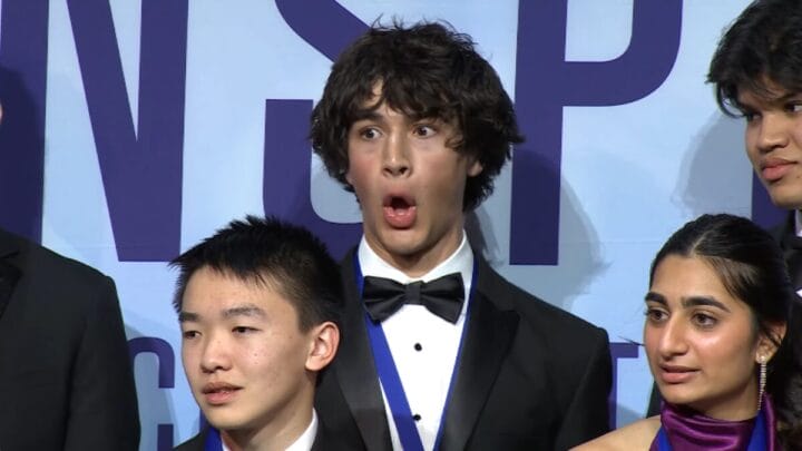 Matteo Paz celebra a vitória em competição científica após identificar 1,5 milhão de novos objetos espaciais.