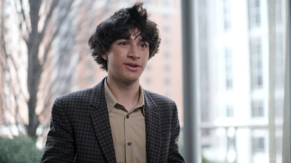 Matteo Paz celebra a vit&oacute;ria em competi&ccedil;&atilde;o cient&iacute;fica ap&oacute;s identificar 1,5 milh&atilde;o de novos objetos espaciais.