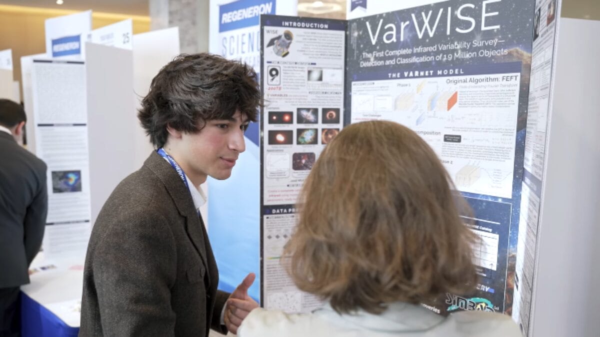 Matteo Paz celebra a vit&oacute;ria em competi&ccedil;&atilde;o cient&iacute;fica ap&oacute;s identificar 1,5 milh&atilde;o de novos objetos espaciais.