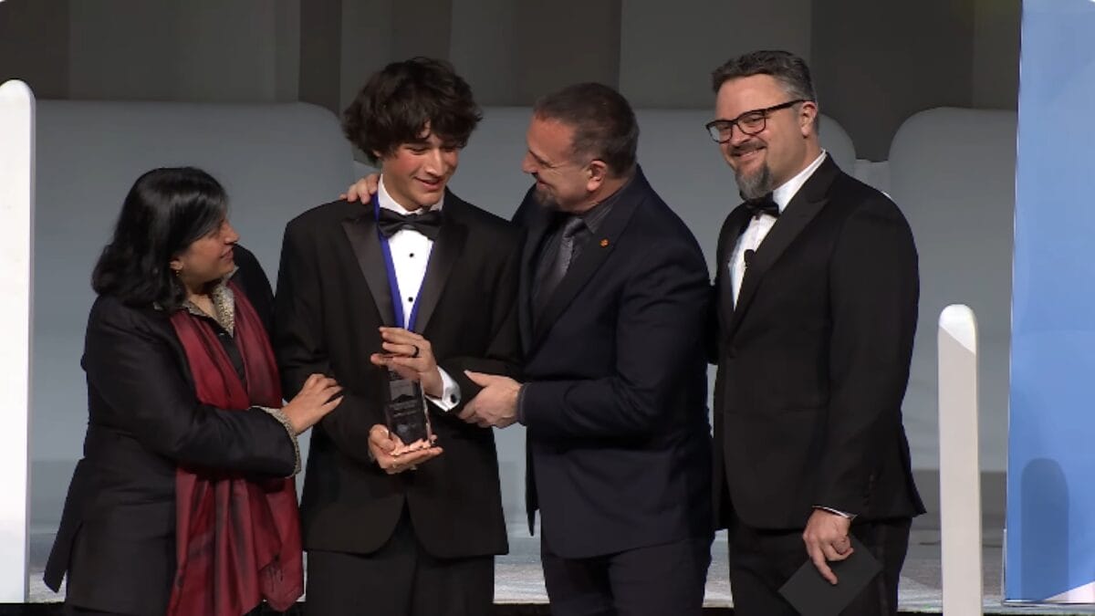 Matteo Paz celebra a vit&oacute;ria em competi&ccedil;&atilde;o cient&iacute;fica ap&oacute;s identificar 1,5 milh&atilde;o de novos objetos espaciais.