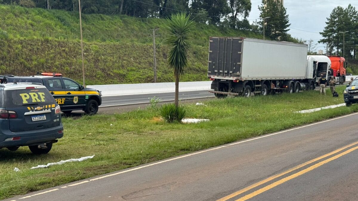 Caminhoneiro que dirigia em zigue-zague é preso sob efeito de anfetamina em Chapecó
