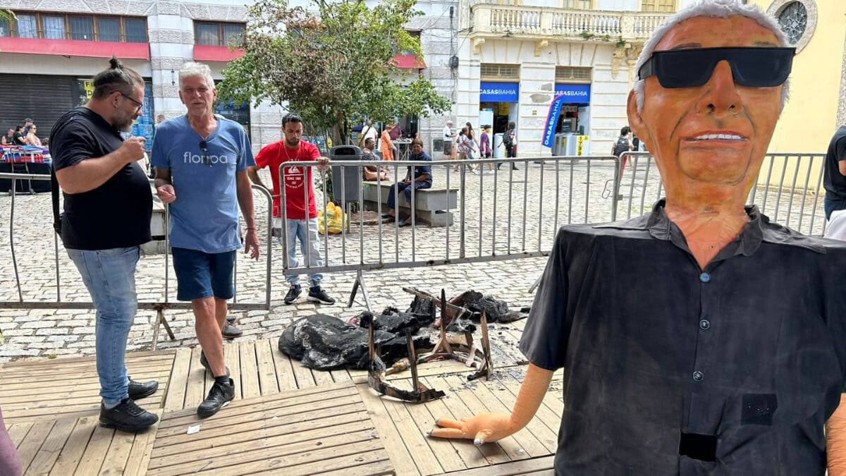 Fogo destr&oacute;i bonecos do Berbig&atilde;o do Boca no Centro de Florian&oacute;polis (2)
