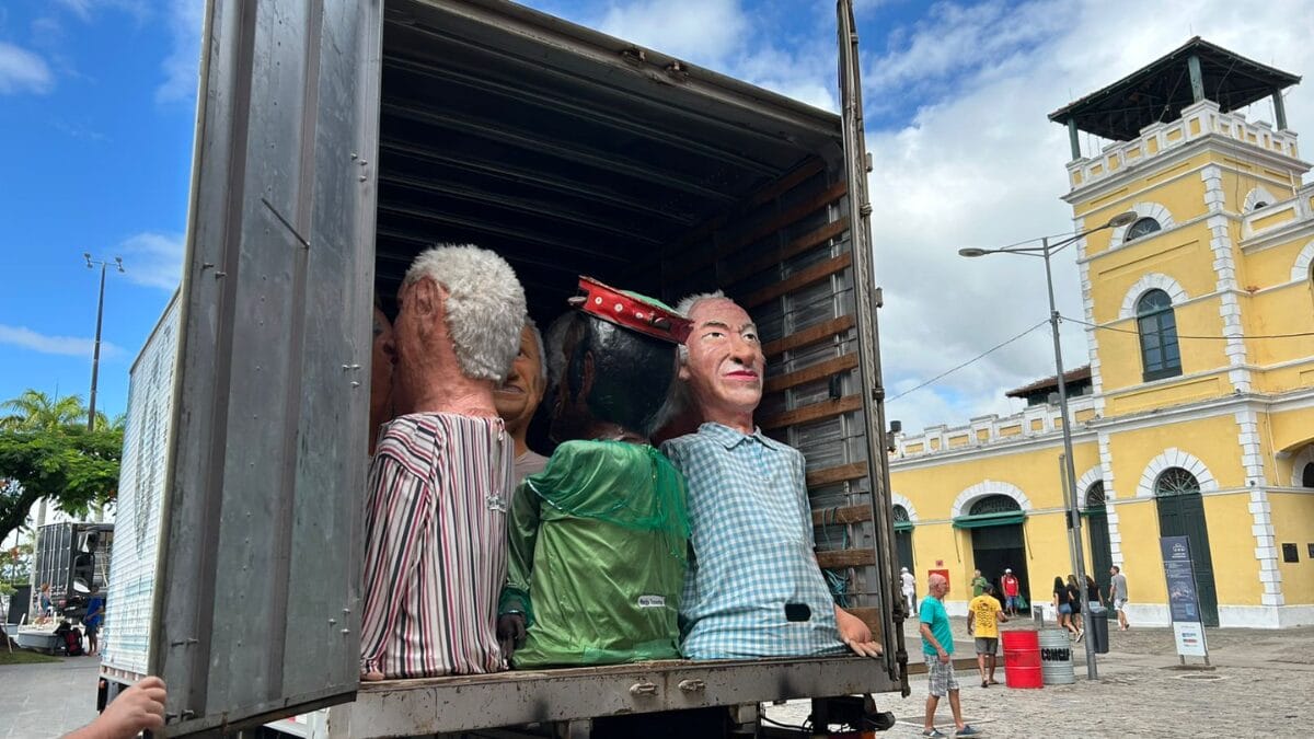 Fogo destr&oacute;i bonecos do Berbig&atilde;o do Boca no Centro de Florian&oacute;polis (2)