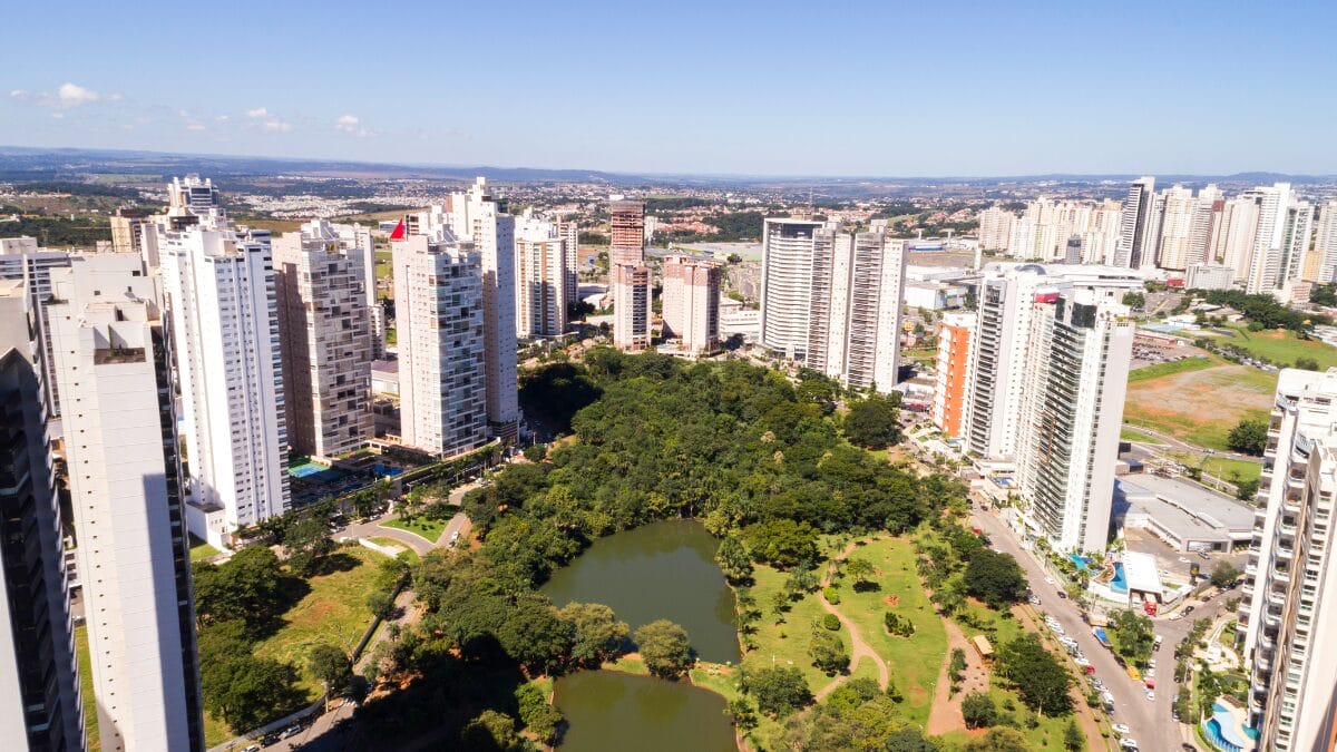 Goiânia recebe reconhecimento da ONU por sua arborização urbana. Descubra como a capital atingiu 1 milhão de árvores, como funciona a lei municipal de plantio e o serviço Disque-Árvore.