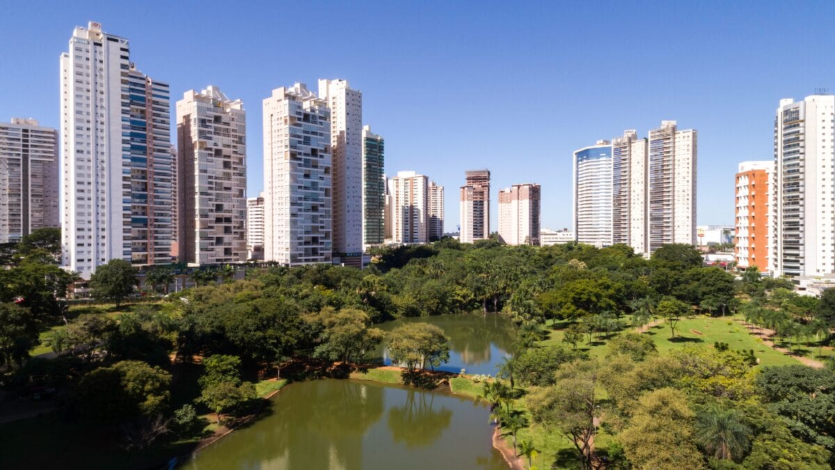 Goiânia recebe reconhecimento da ONU por sua arborização urbana. Descubra como a capital atingiu 1 milhão de árvores, como funciona a lei municipal de plantio e o serviço Disque-Árvore.