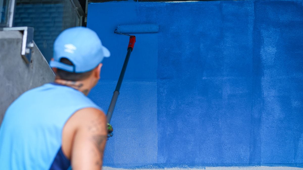 Grêmio está pintando setor da Arena (Foto: Lucas Uebel)