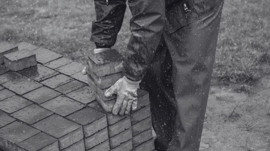 Homem preso por furtar pavers em Içara