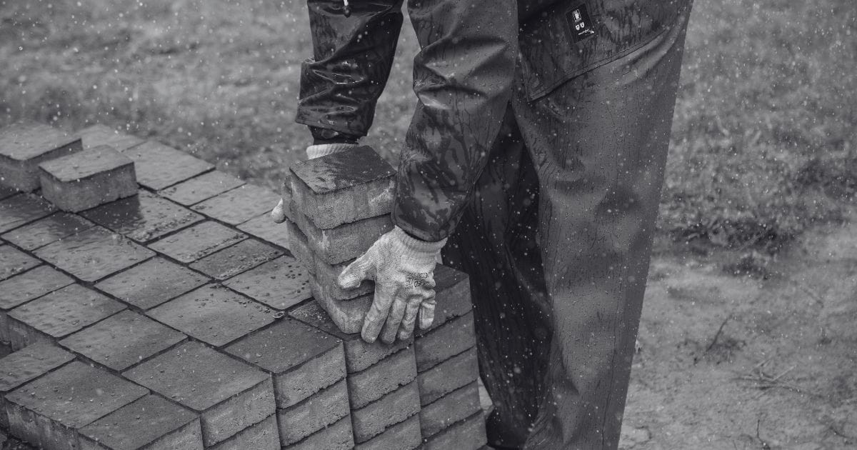 Homem preso por furtar pavers em Içara