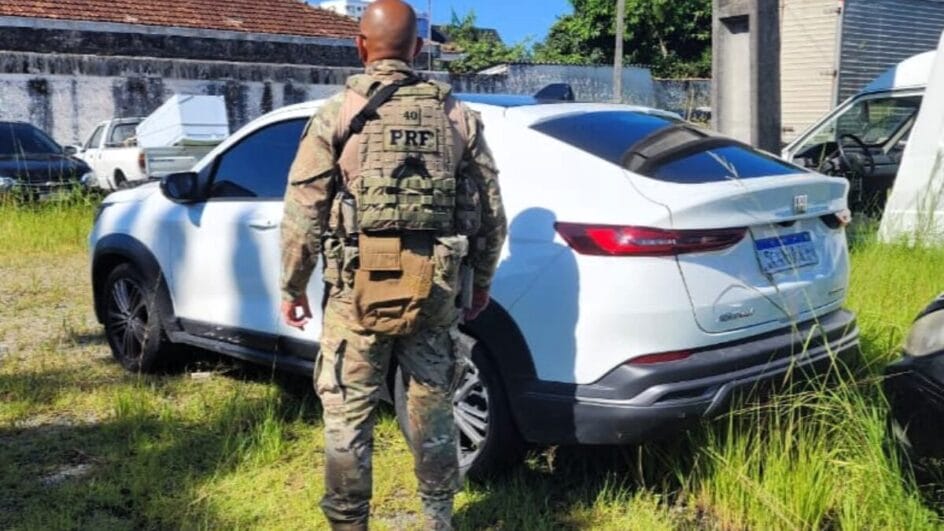 Idosos flagrados com carro roubado em SC afirmam que pegaram veículo emprestado