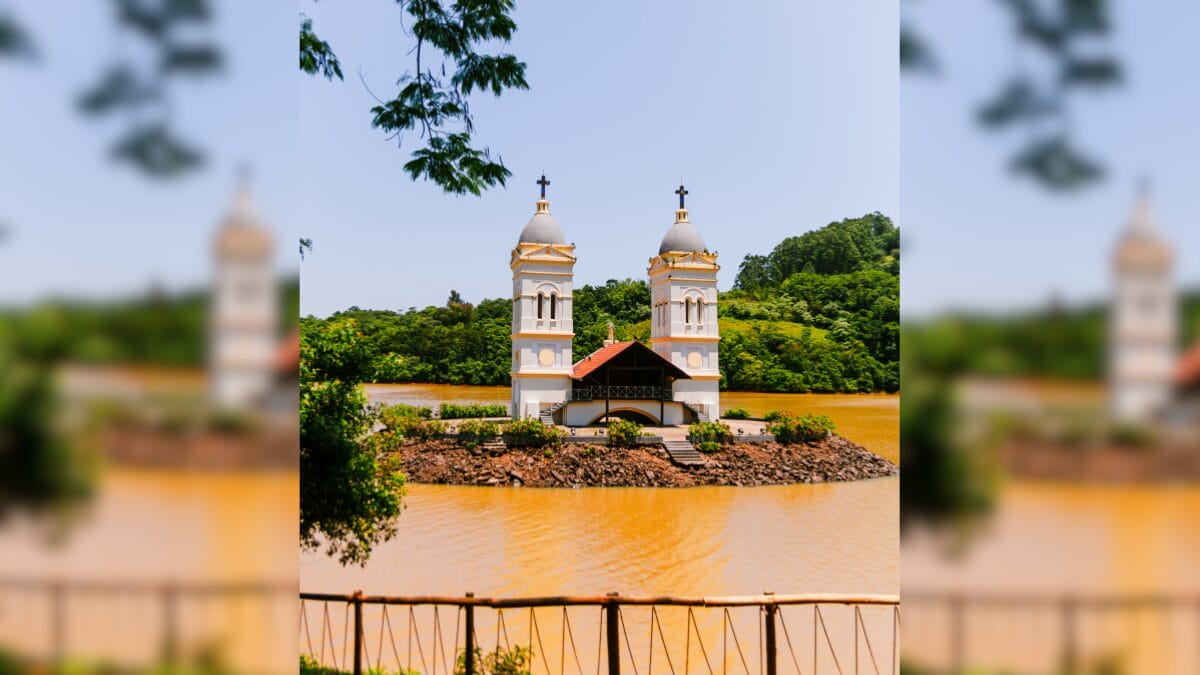 A nova cidade foi construída a cinco quilômetros da antiga, entre 1997 e 2000