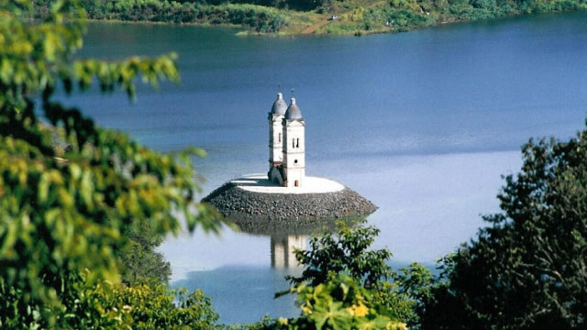 As torres da igreja são a única construção que restou (Foto: Prefeitura de Itá, Divulgação)