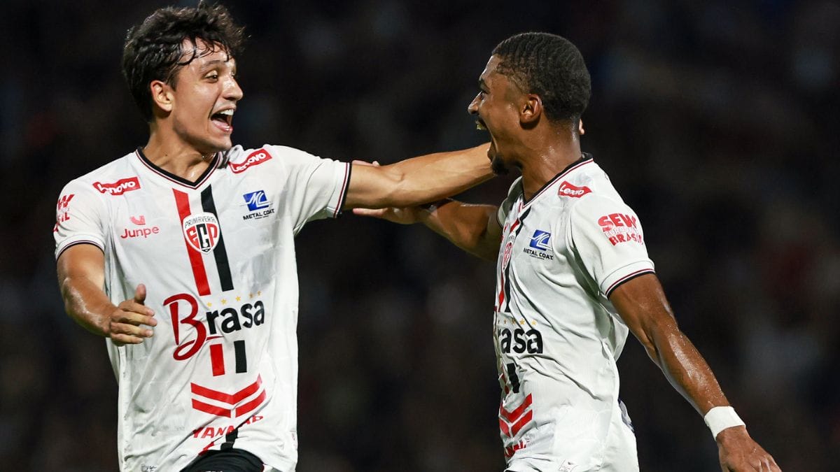 Jogadores do Primavera comemoram gol contra a Portuguesa (Foto: Rebeca Reis, Ag.Paulistão, Sua Foto No Jogo)