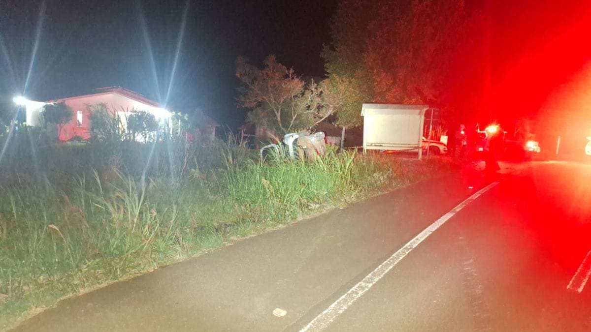 Jovem de 19 anos morre após carro em alta velocidade bater em ponto de ônibus em SC (2)