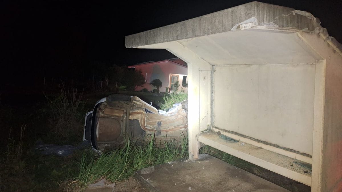 Jovem de 19 anos morre após carro em alta velocidade bater em ponto de ônibus em SC (2)