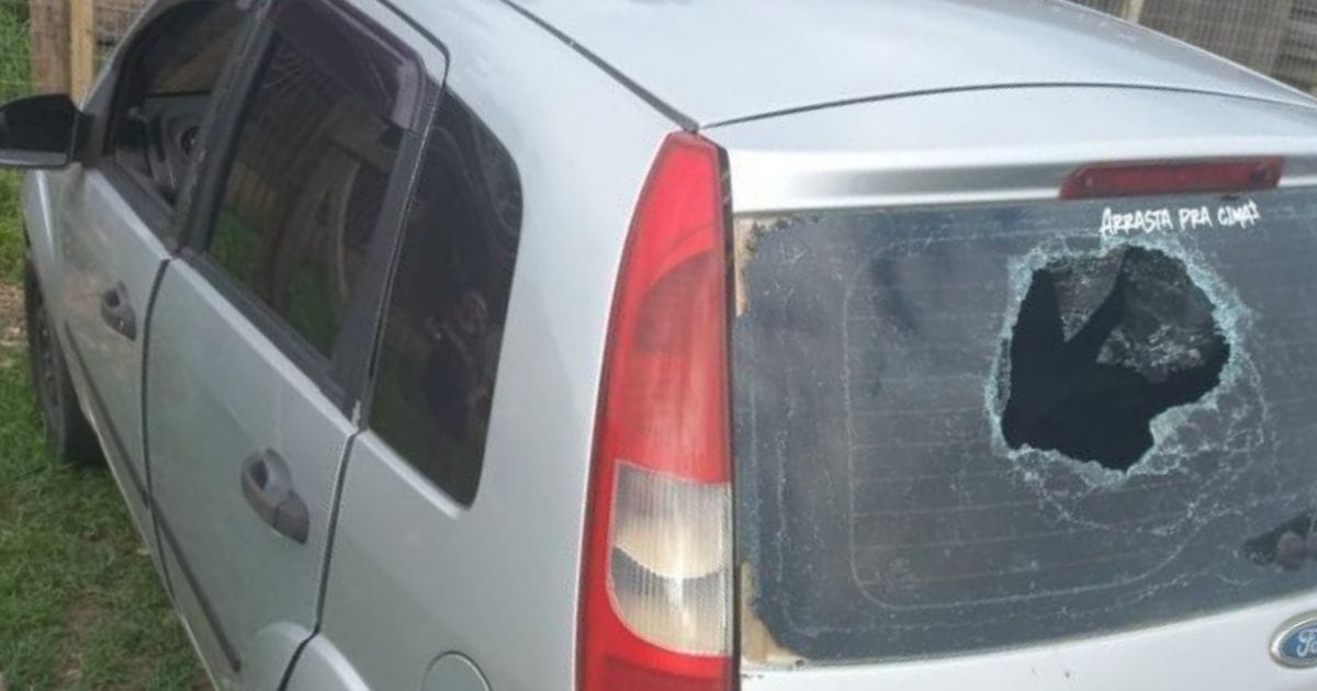 Jovem também danificou o carro da ex-companheira