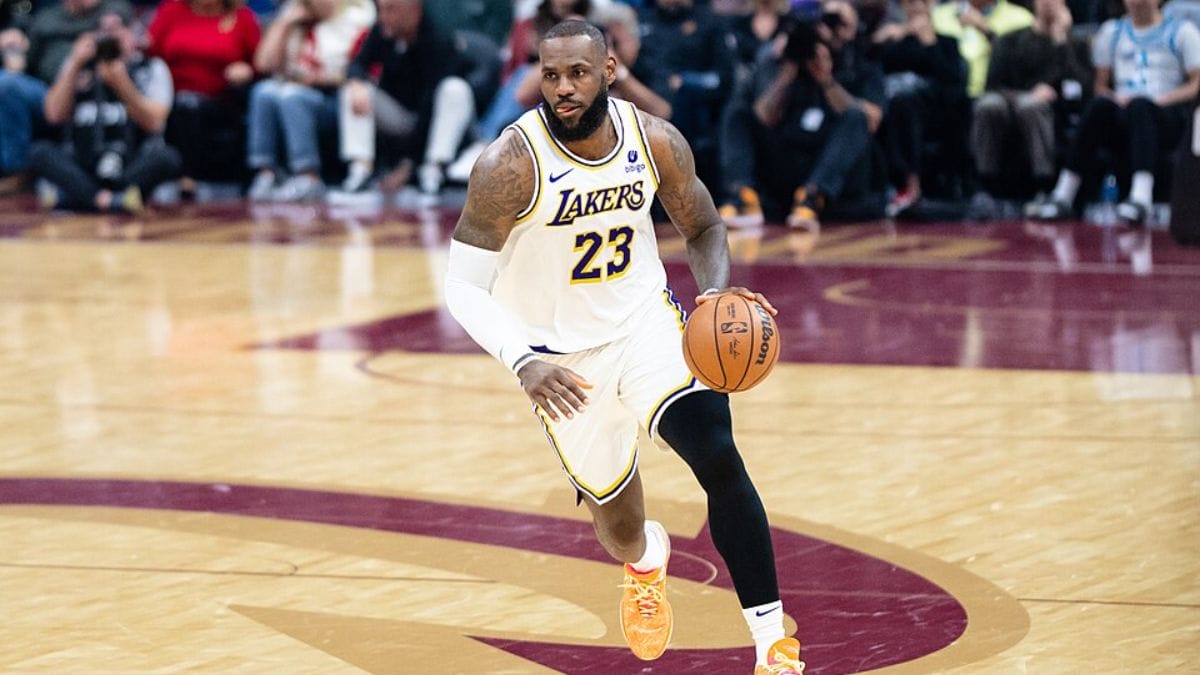 Lebron James em ação pelos Lakers contra o Cleveland Cavaliers