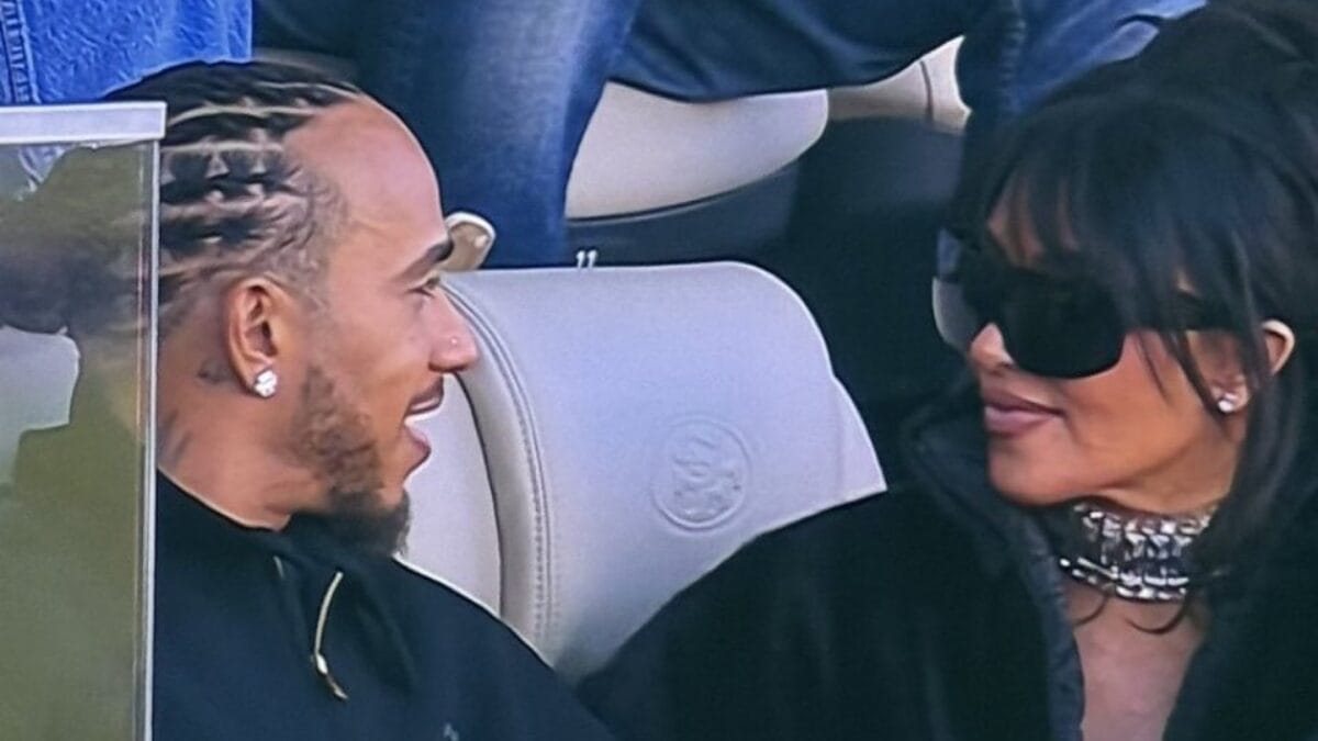 Lewis Hamilton e Kim Kardashian no Super Bowl (Foto: Reprodução, Transmissão)