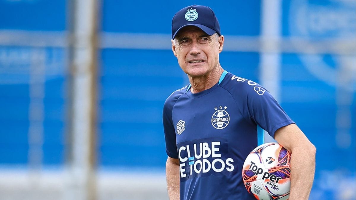 Luís Castro durante treinamento do Grêmio