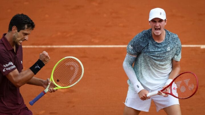 João Fonseca e Marcelo Monteiro celebram vitória no Rio Open