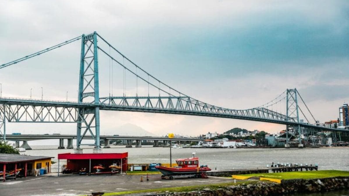 Motoristas de aplicativo poderão circular na Ponte Hercílio Luz no Carnaval; saiba como