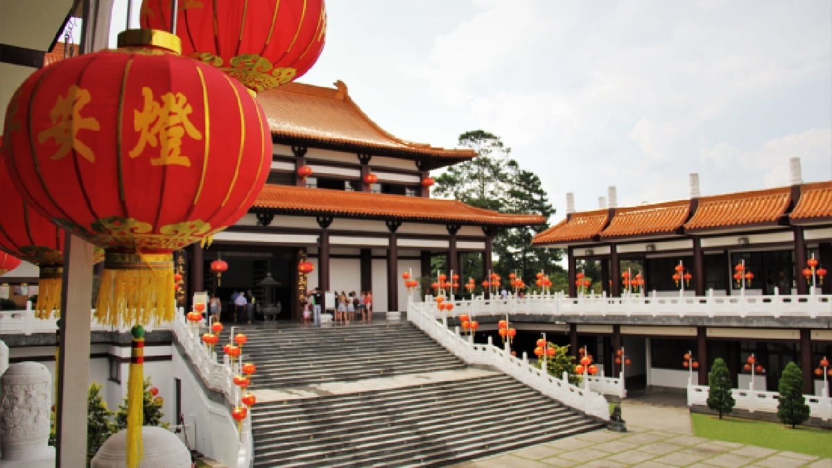 Fuja da rotina urbana e descubra um cenário de filme com arquitetura oriental a apenas 40 minutos da capital paulista (Foto: Wikimedia Commons/Fábio Yoshimitsu Nakamura)
