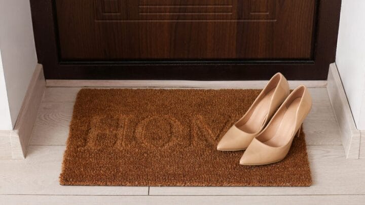 O fim do capacho tradicional Por que o tapete solto está sumindo das casas modernas