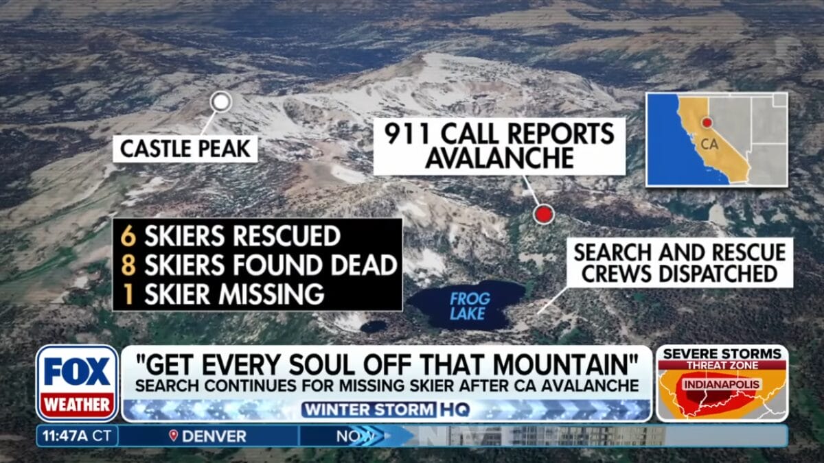 Mapa a&eacute;reo em perspectiva da regi&atilde;o de Castle Peak e Frog Lake, na Calif&oacute;rnia. Gr&aacute;ficos sobrepostos indicam "6 esquiadores resgatados", "8 encontrados mortos" e "1 desaparecido".