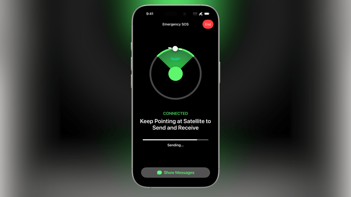 Tela de um iPhone em modo SOS de Emerg&ecirc;ncia. Um gr&aacute;fico circular verde indica a posi&ccedil;&atilde;o de um sat&eacute;lite e a mensagem "Conectado. Continue apontando para o sat&eacute;lite para enviar e receber".